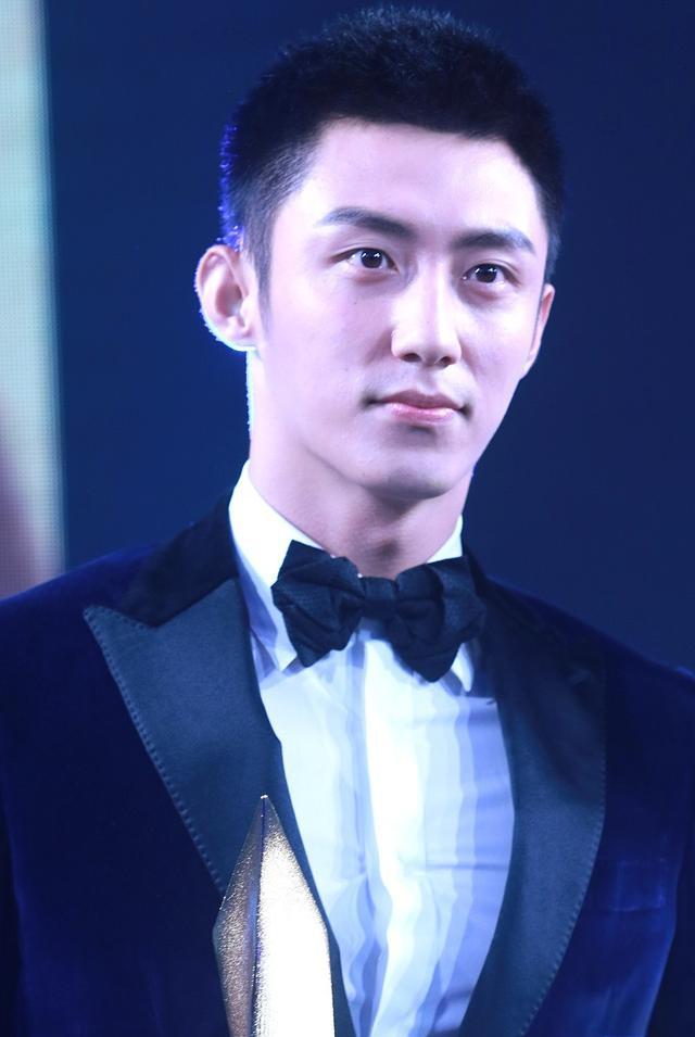 粉丝矛盾激化,娱乐圈真实面目成谜 黄景瑜庆祝出道八年,疑似与