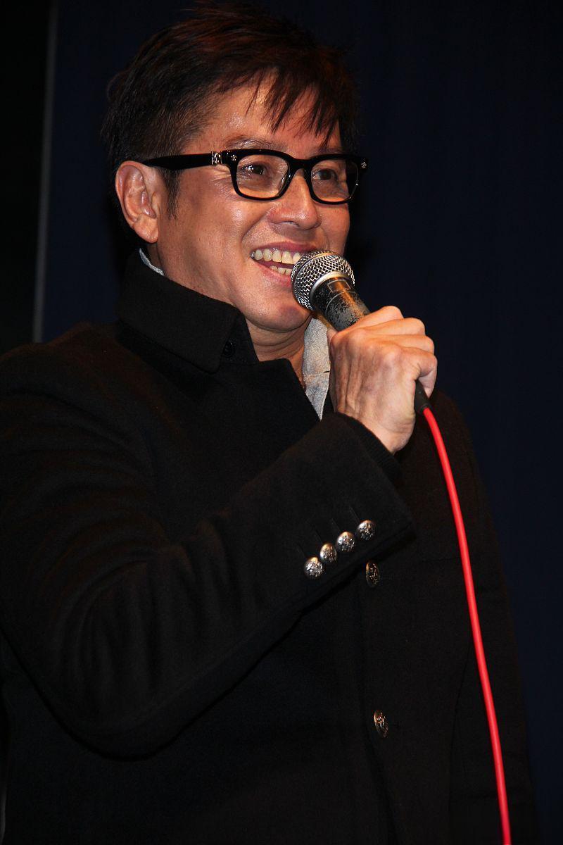 谭咏麟73岁与妻子游日本现身!