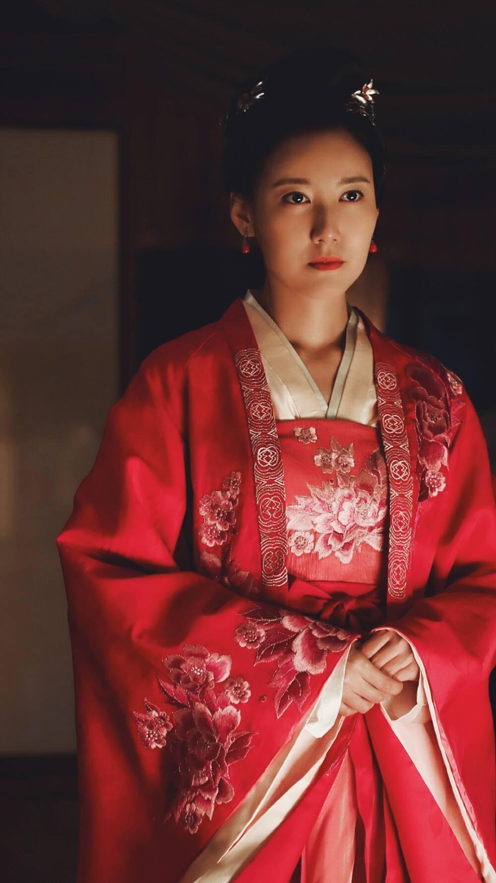 揭秘其背后的演艺之路与家庭幸福 在古装剧《知否》中,高露凭借精湛的