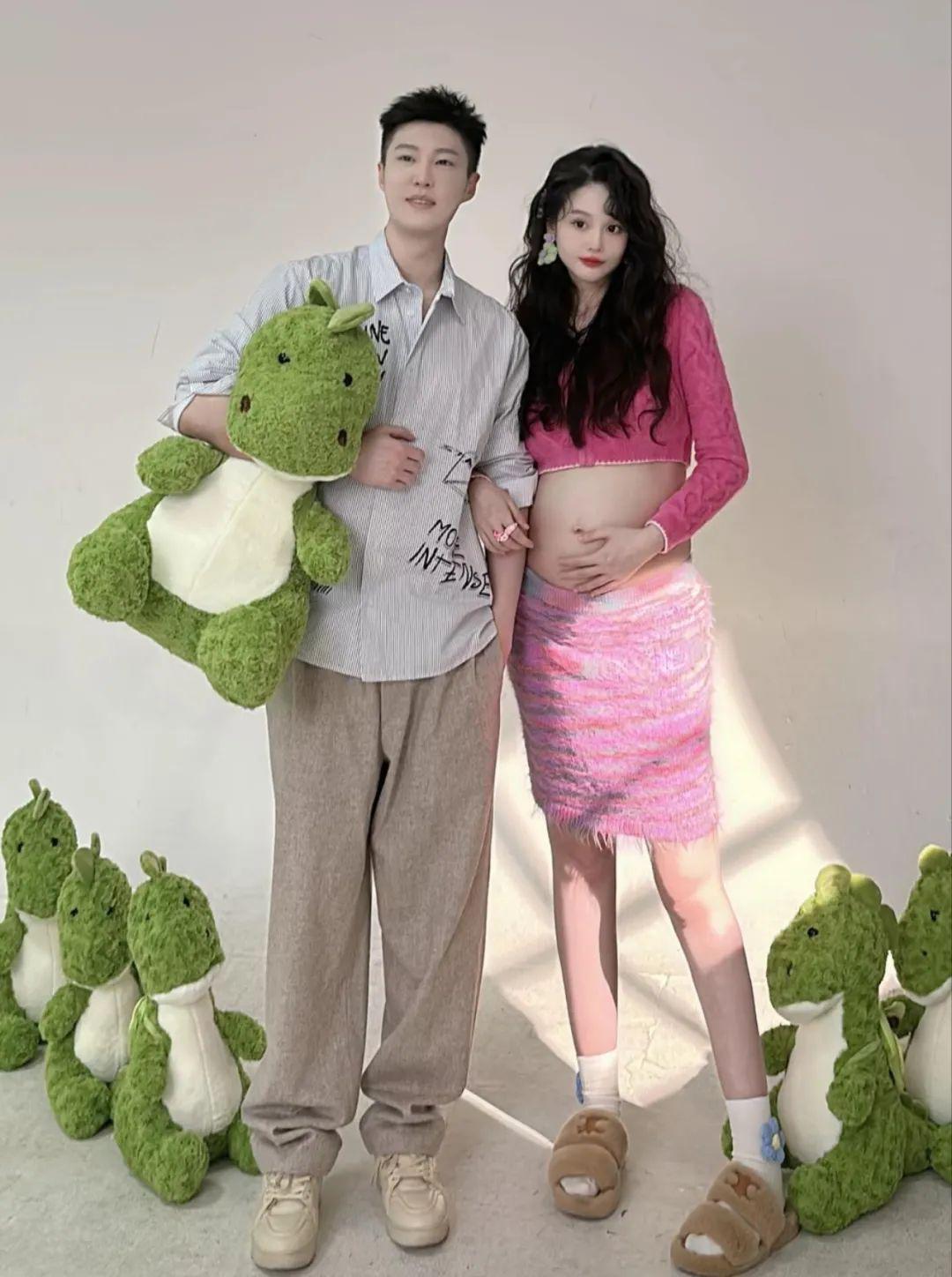 成了外公,女儿赵珈萱"球球"在社交账号上放出了外孙小陈皮儿的照片,小