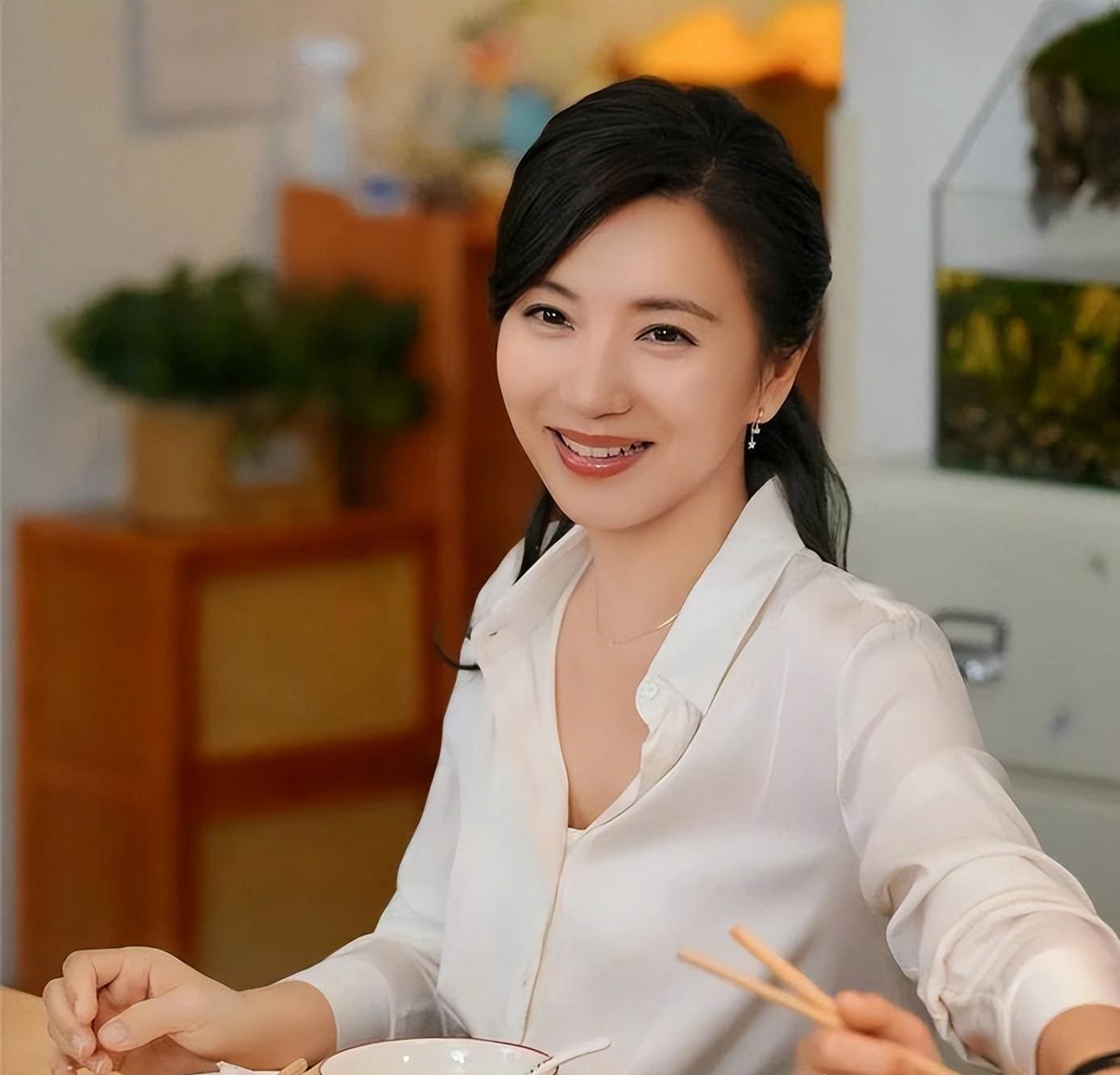 陈好:穿搭魅力 陈好的穿搭风格多面性,从豪门到高校,她的穿搭风格始终