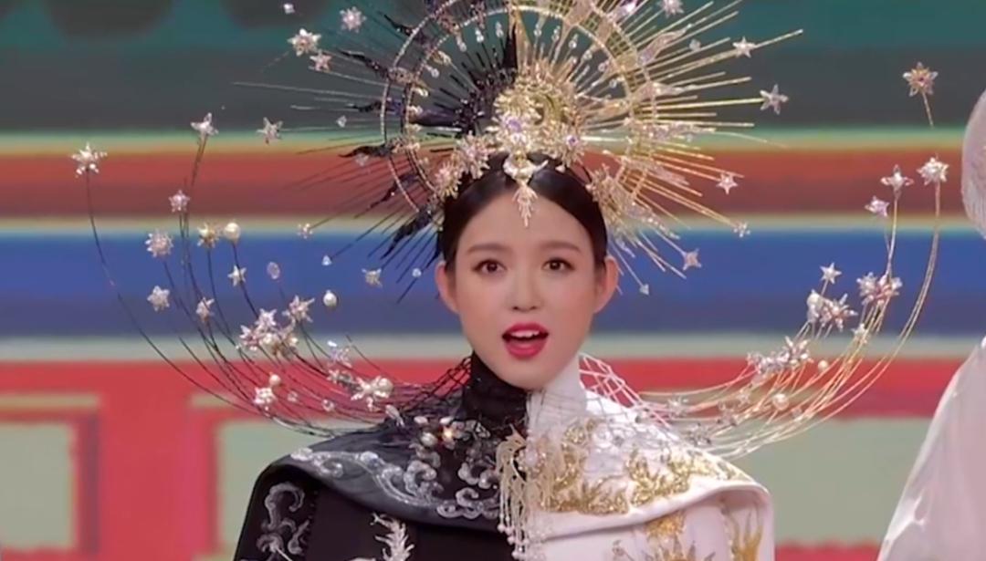 张梓琳,23岁的世界小姐冠军,怀孕6个月上春晚,参加《山水霓裳》仔秀