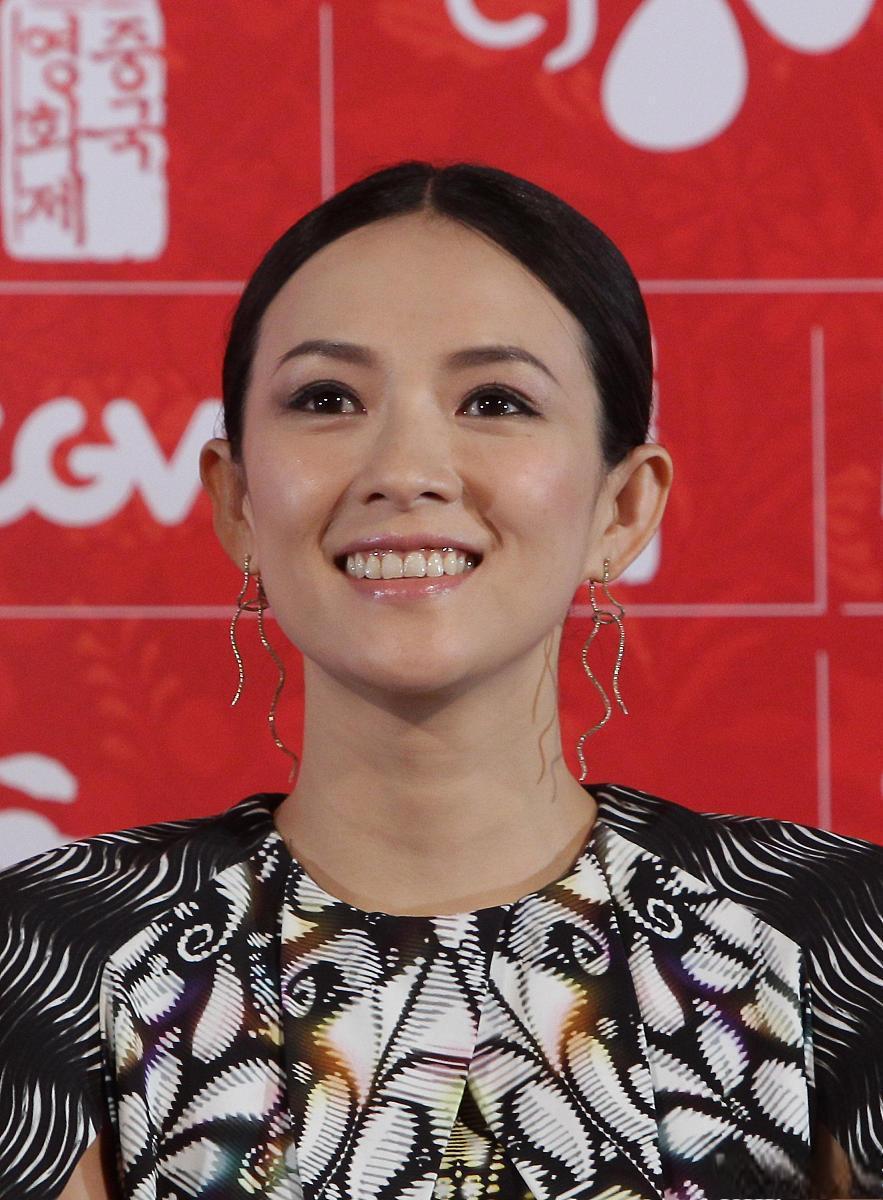 章子怡新造型:狗啃式刘海 章子怡在电影《酱园弄》中的新造型一经曝光