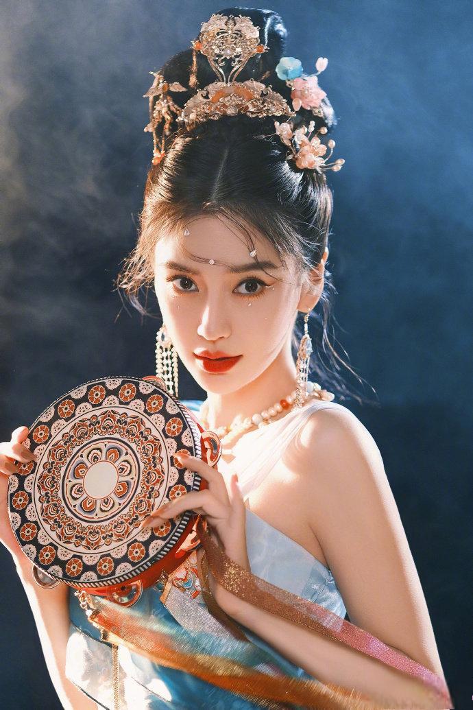 她的穿搭风格多变,既能驾驭得了甜美可爱的少女风