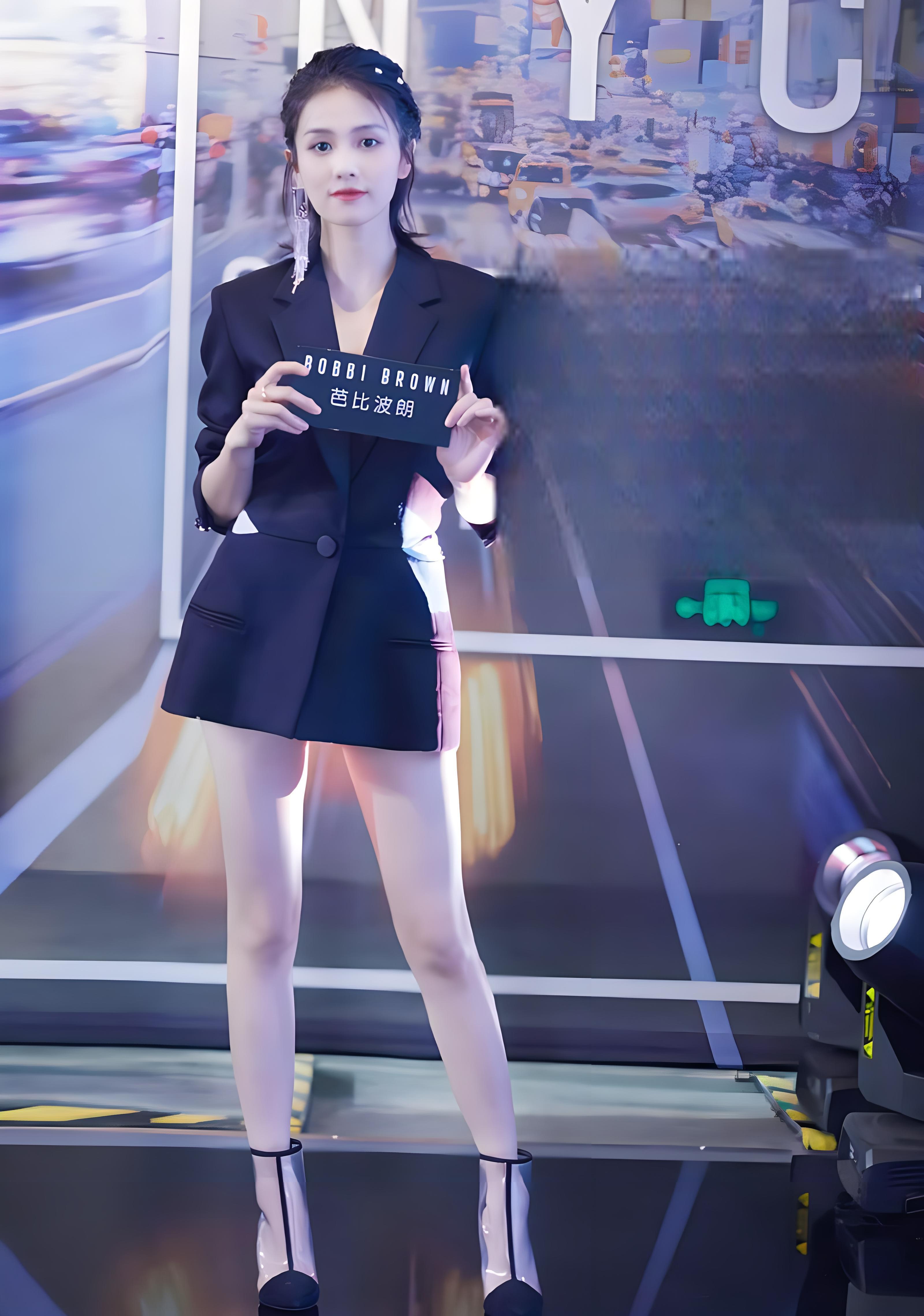 白鹿出席活动造型被嘲土 白鹿在gucci活动中穿着红色连体裤造型,深v看