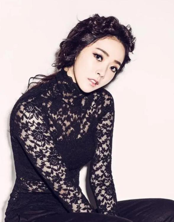 裴涩琪是韩国娱乐圈的一颗璀璨明星,以出色的复古舞蹈技巧著称,但近年