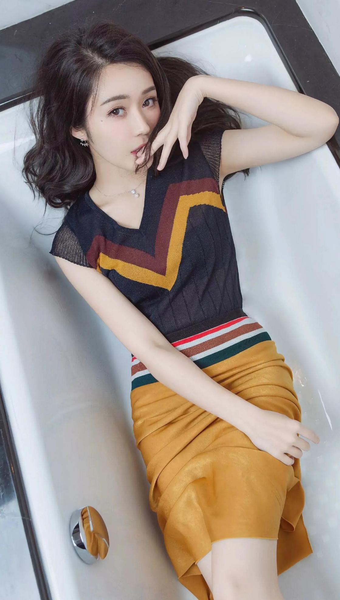 汤晶媚:演技与外貌并重 汤晶媚凭借出色的演技和出众的外貌成为了备受