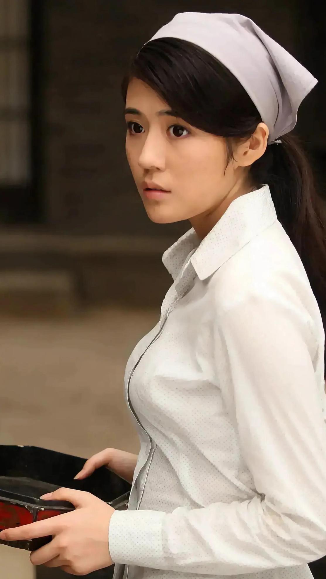 汤晶媚:演技与外貌并重 汤晶媚凭借出色的演技和出众的外貌成为了备受