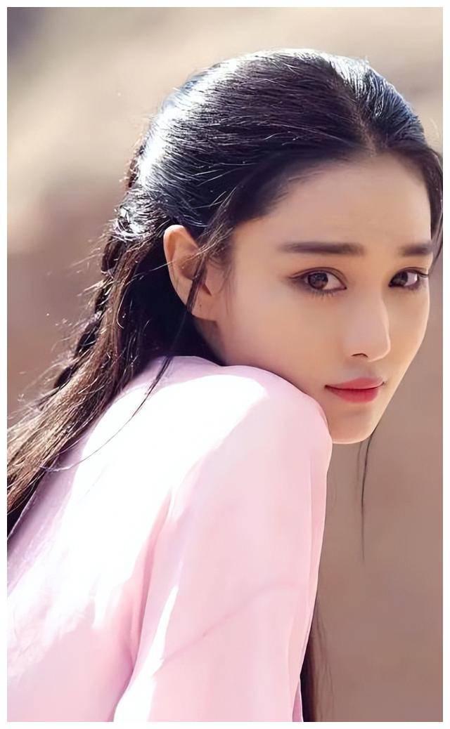 张馨予哈尔滨与企鹅亲密互动,展现爱心与幸福夫妻情深 张馨予身穿白色