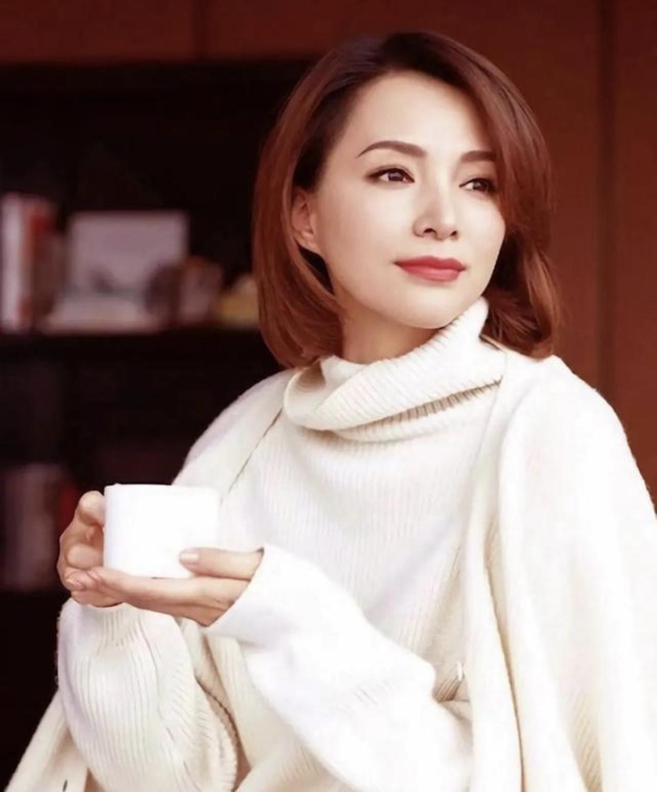 董卿:文化节目的引领者,深度解读她的主持魅力与市场影响力 董卿,这位