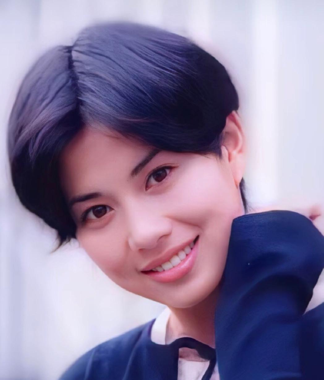 陈松伶:勇敢面对困难 陈松伶是一位香港女星,她的人生经历非常不幸.