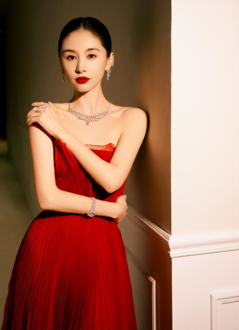 王子文红色抹胸裙出镜 王子文,一个单亲妈妈,魅力女神,演员等,跟