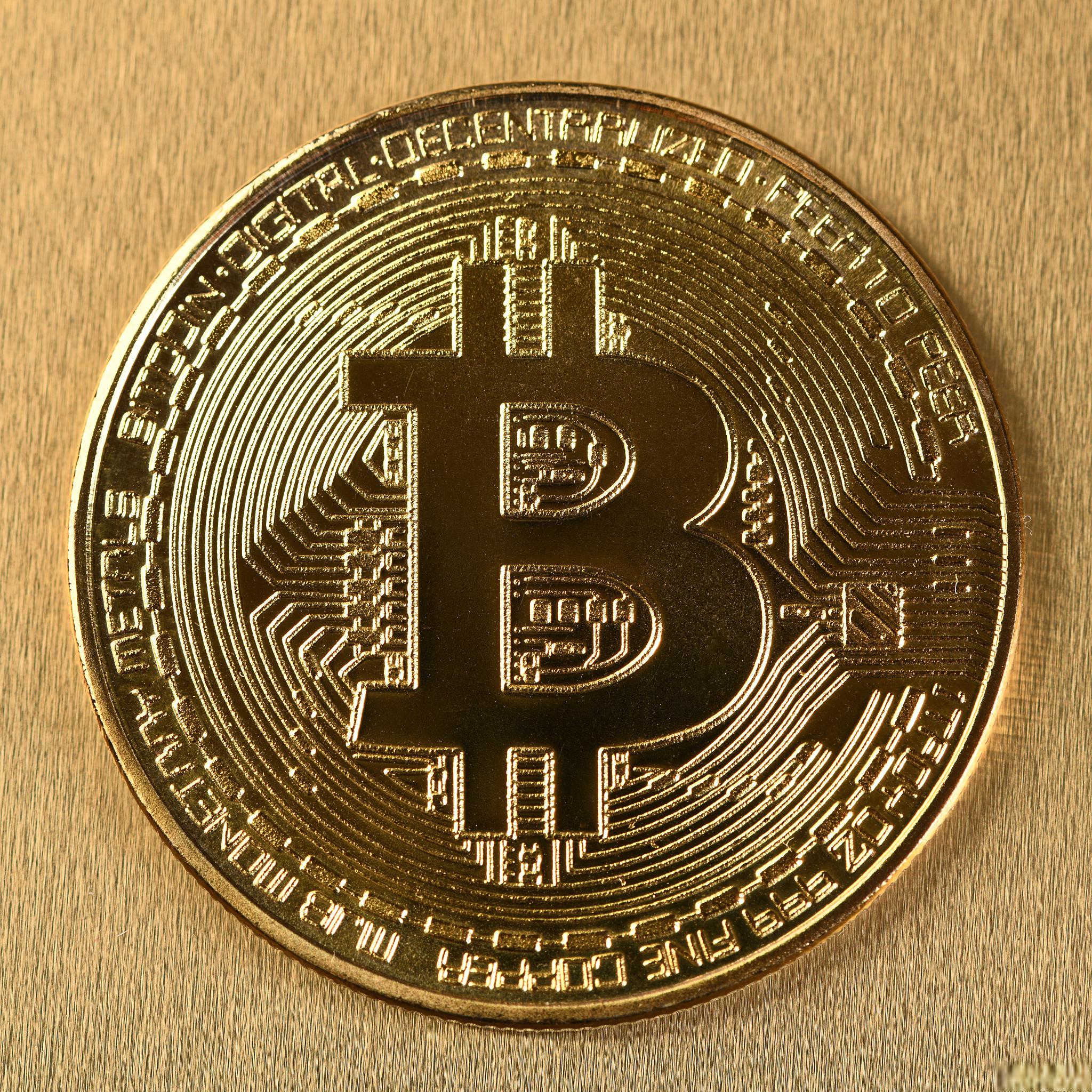 比特币价格突破7万美元后闪崩,投资者需谨慎应对市场波动 比特币价格