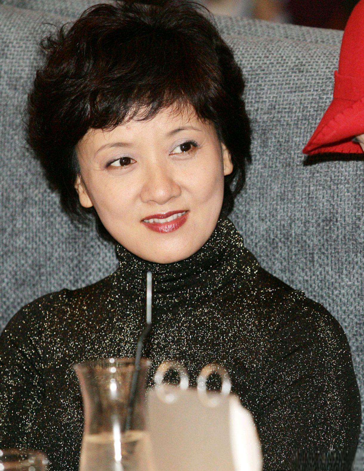 邓婕,这位在87版《红楼梦》中凭借王熙凤一角红遍全国的女演员,她的