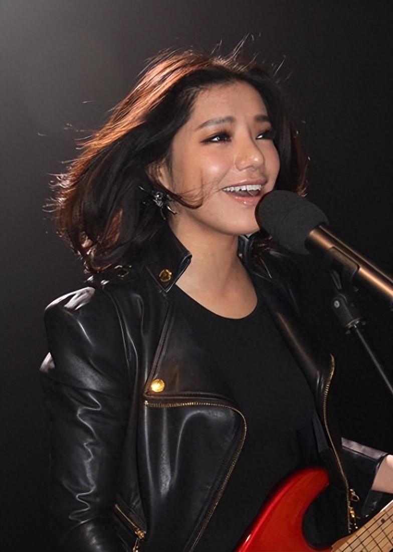 江映蓉:曾是超女冠军,却因整容失败像"怪物" 江映蓉曾是《超级女声》