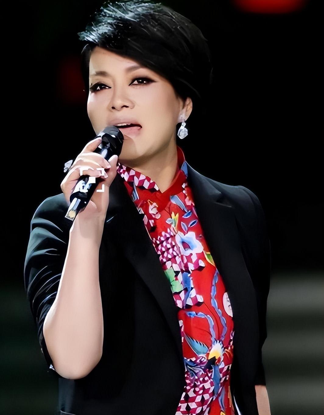 金炜玲:从歌后到保姆 金炜玲是一位音乐天才,凭借自己的音乐天赋很快