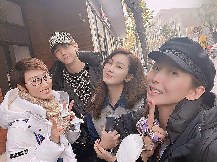 蔡少芬在社交媒体上发布了一组与好友洪欣,陈法蓉的合照,照片中三人