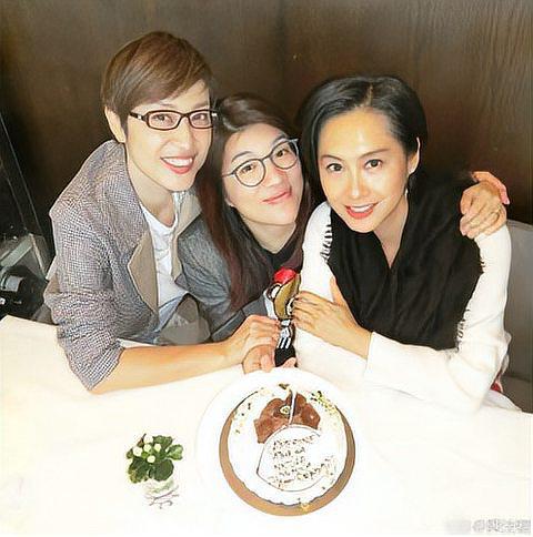 蔡少芬在社交媒体上发布了一组与好友洪欣,陈法蓉的合照,照片中三人