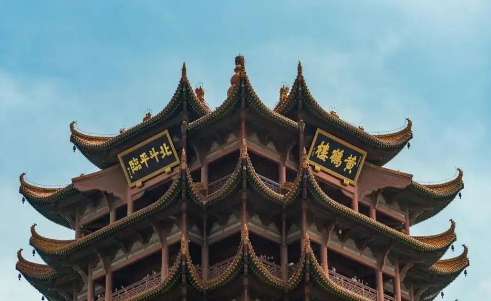 黄鹤楼:历史与美景的交汇点 黄鹤楼,位于湖北武汉武昌区长江之滨,是