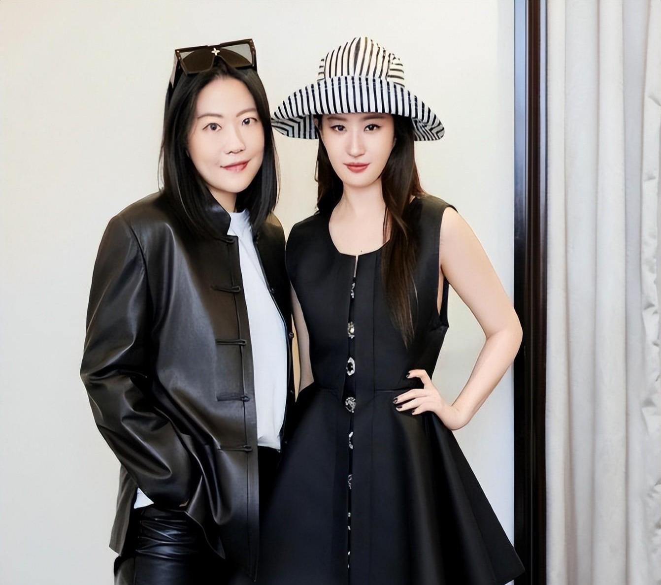 咖位竞争 巴黎时装周是各路明星竞技的舞台,刘亦菲,宋茜,欧阳娜娜和