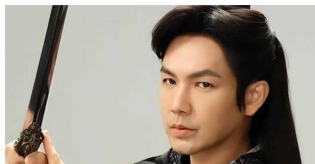 导演郑晓龙的新剧《藏海传》选角引发了广泛热议,钟汉良49岁演父亲
