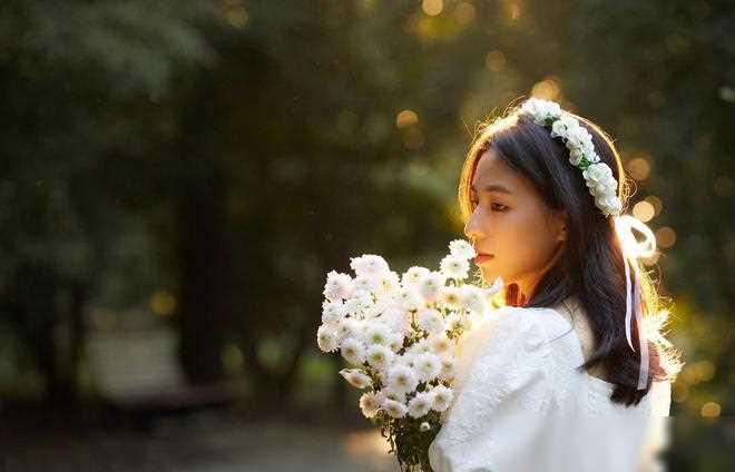 女性思念之情的多维展现:感性,孤独与模仿 思念的情感在女性身上表现