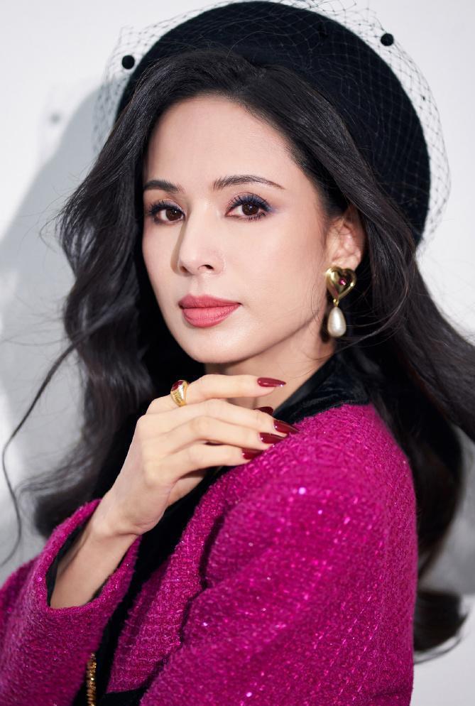 李若彤健身之路 演员李若彤在个人社交平台公开了多张自己从2013年到