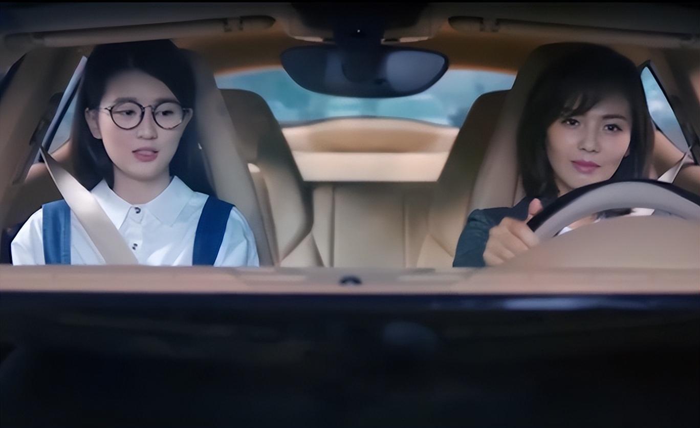 关雎尔是一个典型的"乖乖女",永远柔顺没有过多装饰的黑长直,脸上干