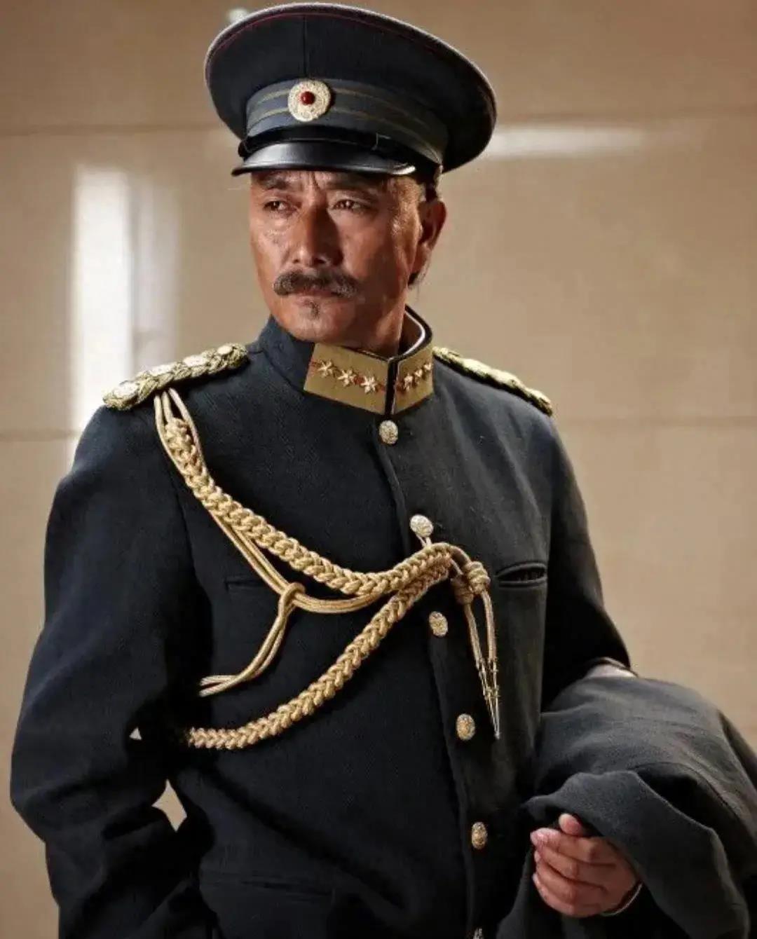 多布杰:坚持演艺梦 多布杰,长相帅气戏也好,出道多年,如今或许并不在