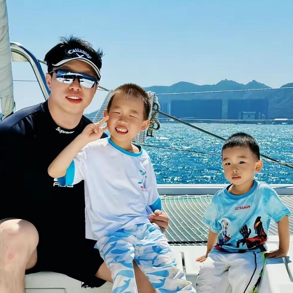 德云社的烧饼与何九华同台演出,烧饼的儿子烧麦向秦霄贤拜年,用玩具换