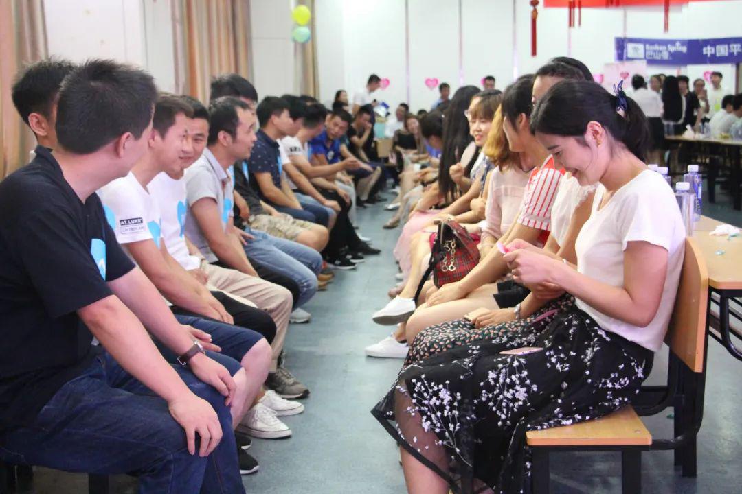 年关将至,相亲热潮再起:村里的老人们又开始忙碌了 随着年关的临近,村