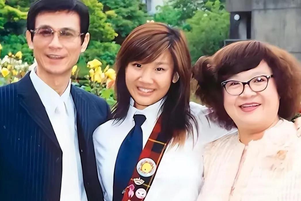 郑欣宜:缺失的父爱,母亲的坚强与付出 郑欣宜是香港著名艺人沈殿霞和