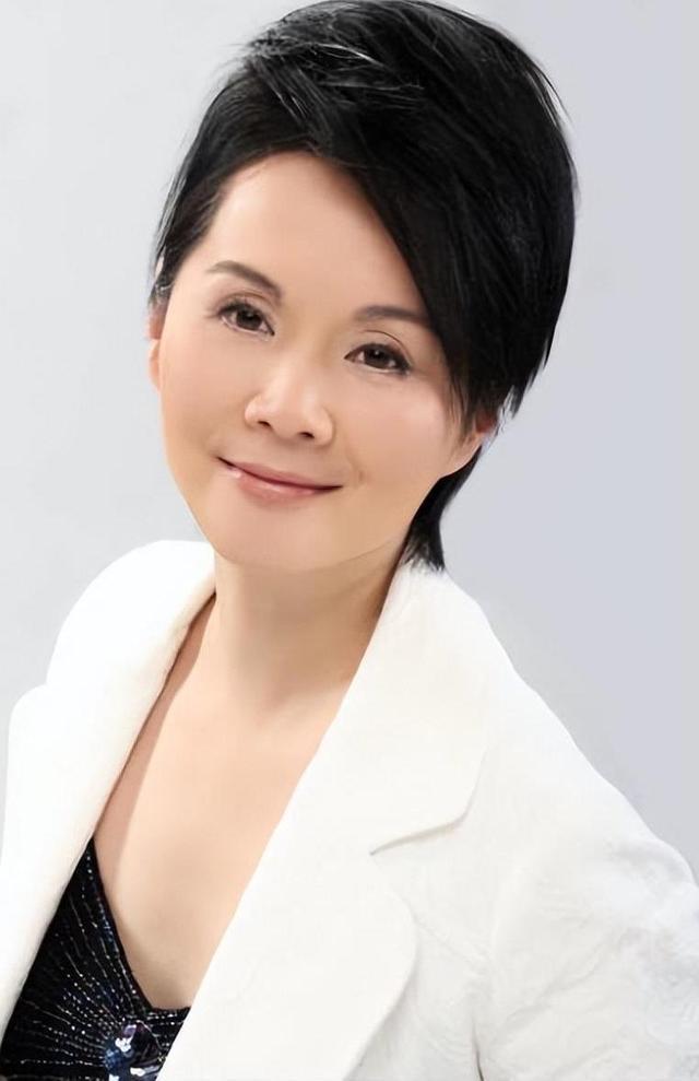 吴冕:跨越两千多里嫁给初恋丈夫 吴冕是一名资深的戏剧演员,她的职业