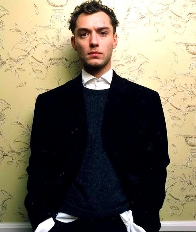 裘德·洛,这位曾以英俊外貌倾倒众生的好莱坞男星,如今已步入52岁的