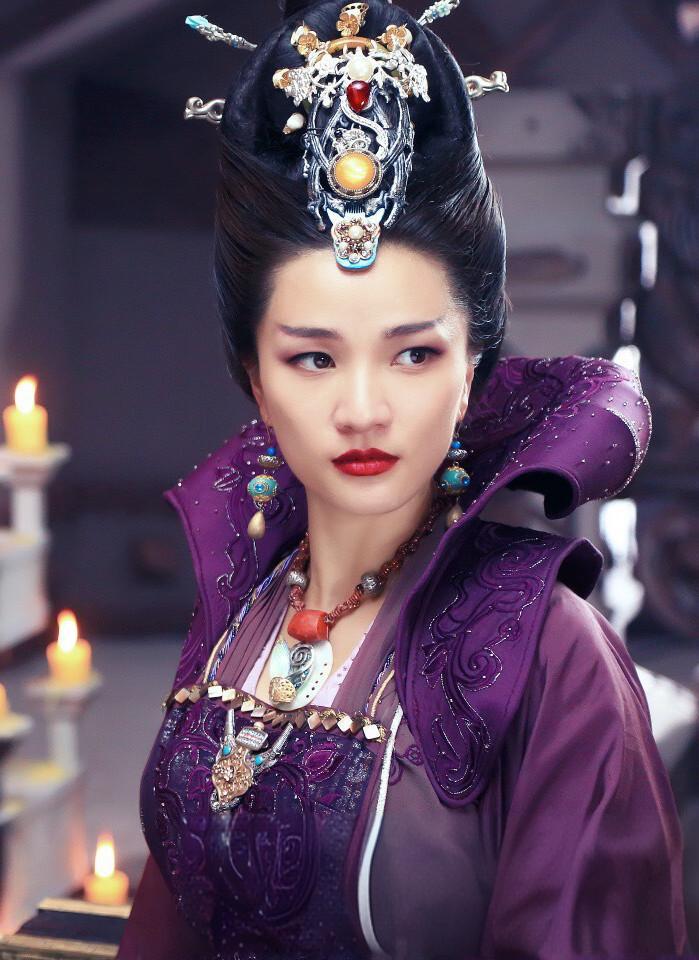 王艺曈是一名80后演员,她在电视剧《大明嫔妃》中饰演的郑贵妃狡猾