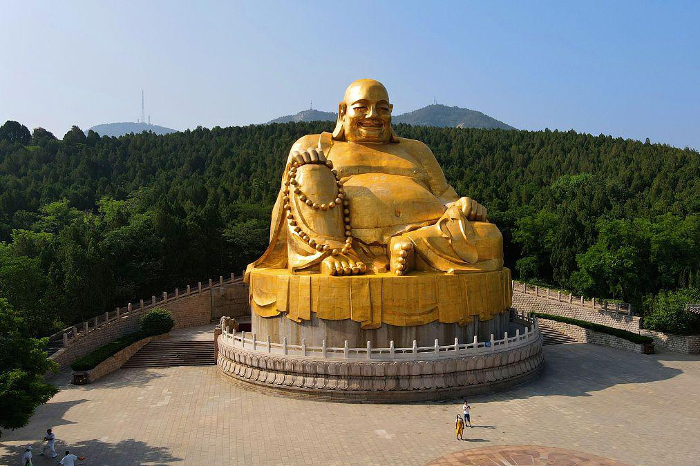 中原大佛风景区:河南鲁山的心灵净土 在河南鲁山,有一个被群山环绕的