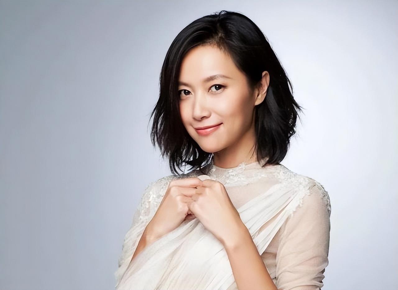 徐静蕾:从叛逆才女到幸福女性,情感与事业的跌宕人生 徐静蕾,这位被誉