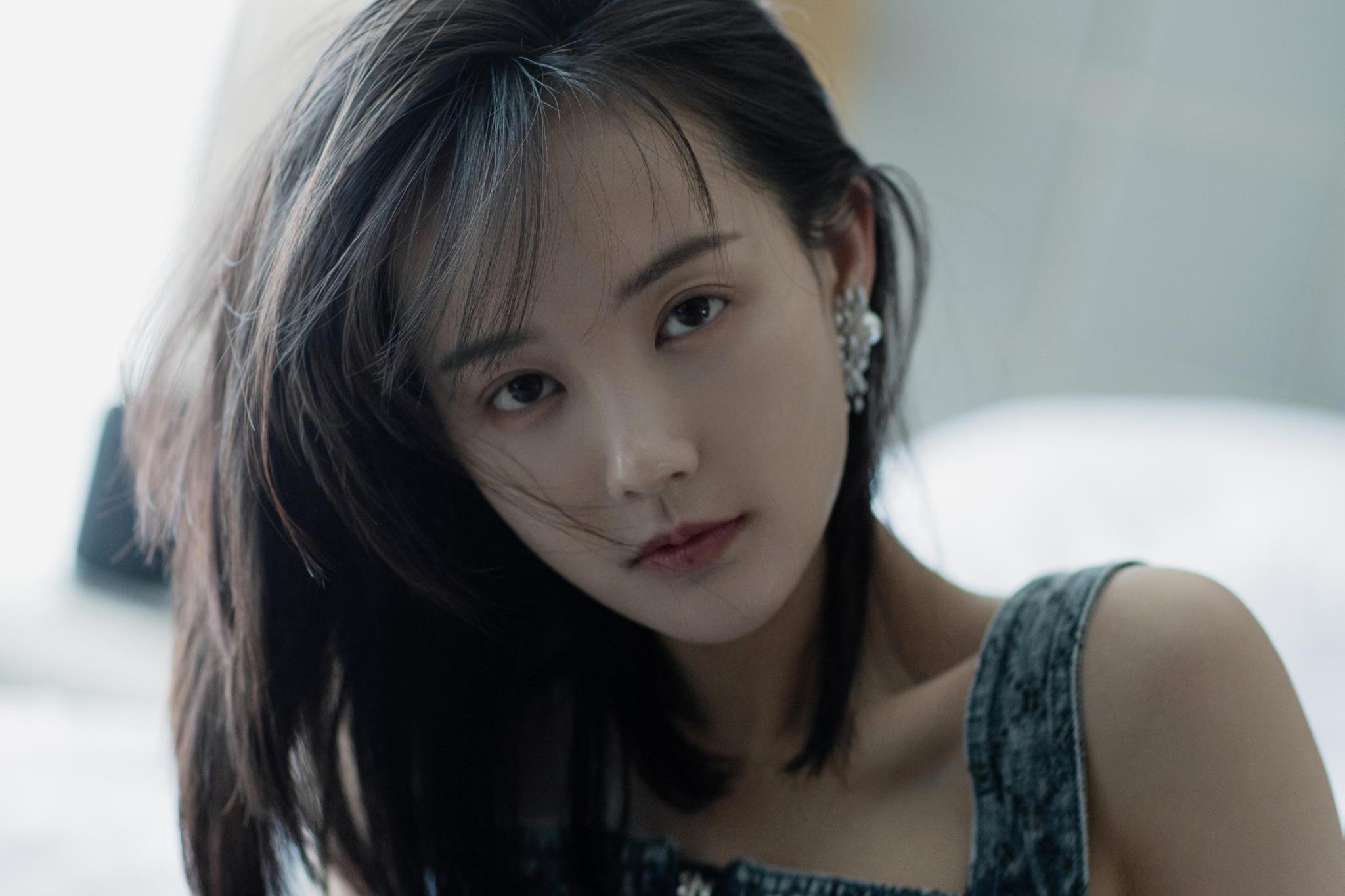 李一桐:草根出身的演艺新星 李一桐,曾为赵丽颖替身,因美貌脱颖而出被