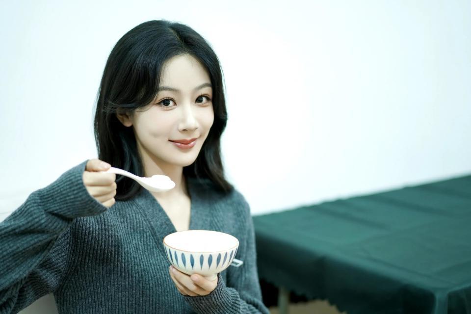 杨紫的飞跃:从演技派到时尚新宠,杨紫的全面腾飞 杨紫,90后花旦中的