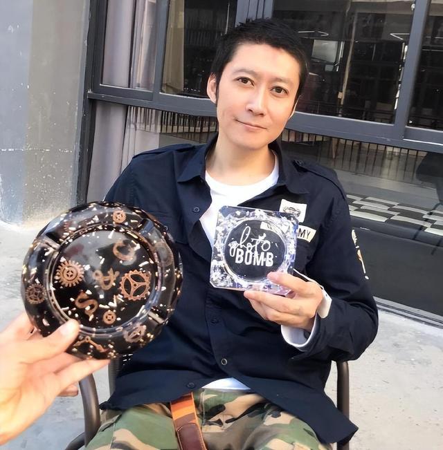 20年后,男演员们都发福了,女主却仍似少女.