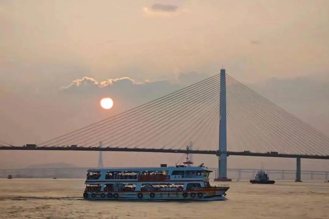 汕头海滨公园:感受无与伦比的海滨风情 汕头海滨公园是汕头市区的一颗