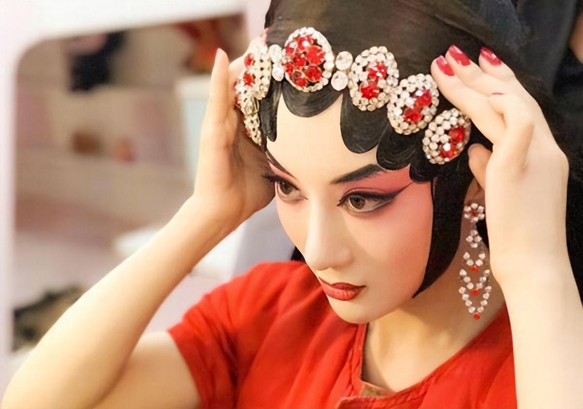 李依晓:从毁容风波到演技派女神,她如何逆袭成"古装第一美人"?