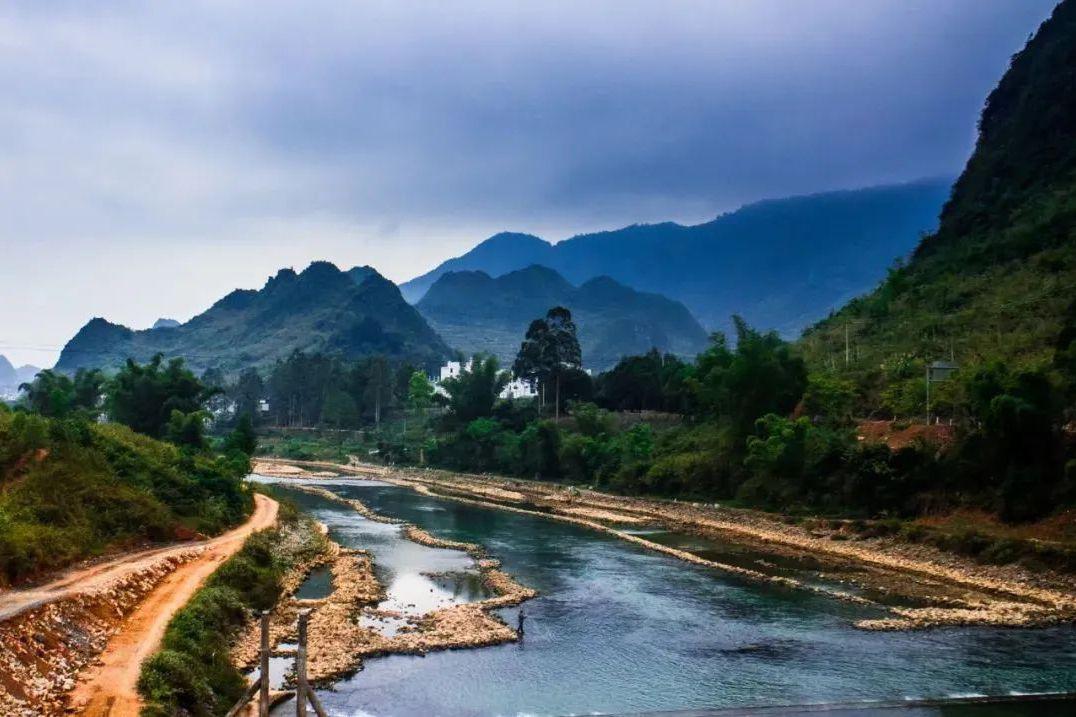 探秘广西秘境:巴马盘阳河景区 深藏于广西的群山之间,有一个如蓝宝石