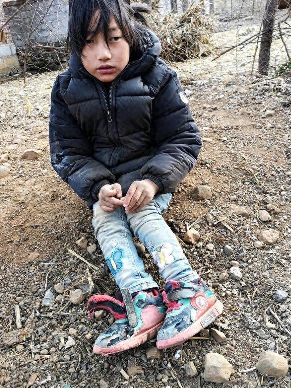 贫困女孩逆袭人生的启示 雪梅,一个出身贫寒的农村女孩,面临辍学危机