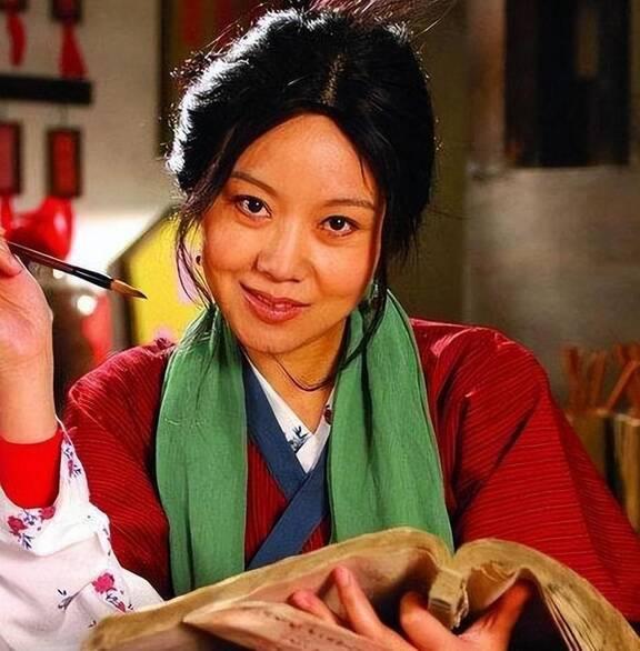 闫妮力捧女儿邹元清:演艺圈的母爱与期待 近期,一部名为《卧底警花》