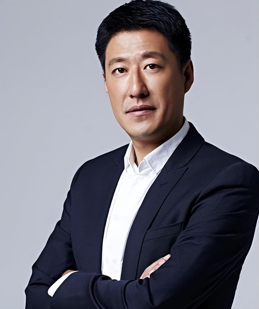 于震:硬汉形象与演艺事业 于震在影视作品中塑造了多个硬汉形象,展现