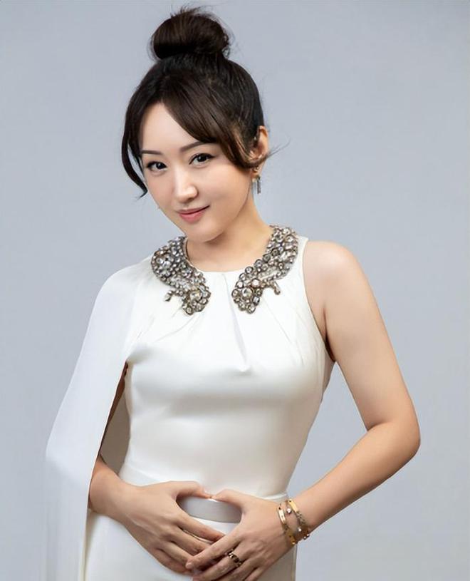 杨钰莹的深圳豪宅 杨钰莹的豪宅位于福田中心区,毗邻coco park,她喜欢