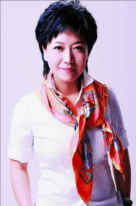 央视美女主持人贺红梅 贺红梅,央视新闻播音部副主任,曾是一位在主播