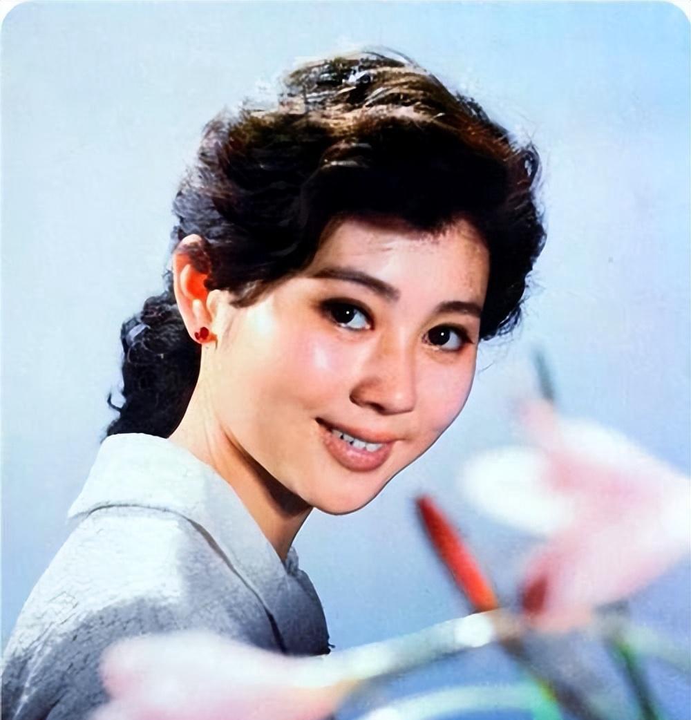 李小玢:事业与家庭的平衡 80年代,李小玢以其才艺横溢,美丽动人的形象