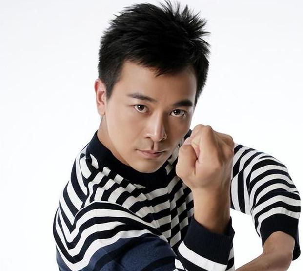 吴樾与吴京:演艺之路的同与异 吴樾出生于1976年,生长在河北一个普通